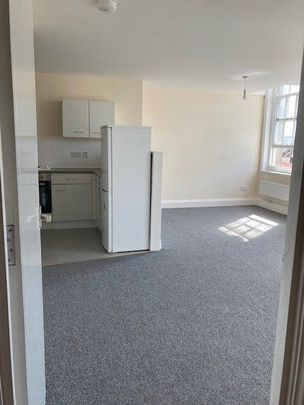 2 Bed Flat, Derby Road, NG7 - Photo 1