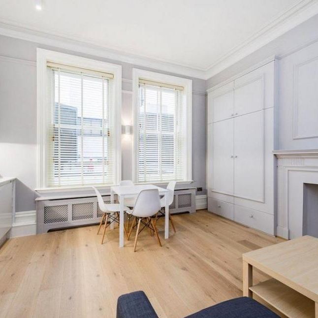 1 Bed Flat, Bank Chambers, SW1Y - Photo 1