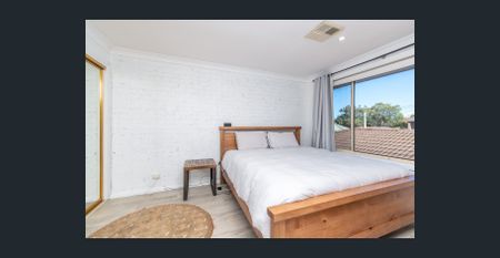 Beautifully Renovated Townhouse! - Photo 4