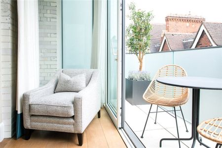 3 bedroom flat with 1 reception and 4 bathrooms in London, W1K - Photo 2