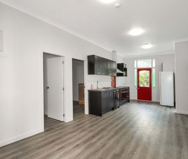 Aro Valley , Spacious 5 bedroom flat - Photo 5