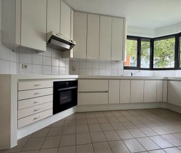 Gelijkvloers appartement met 1 slaapkamer, terras en garagebox - Photo 3