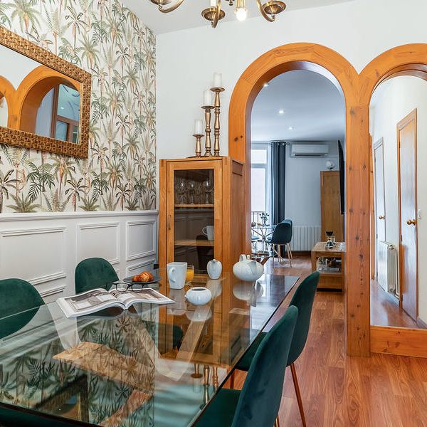 Eclectic 1-Bedroom Apartment with Balcony Near La Ramblas - Photo 1