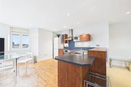 2 bedroom Flat in Clarence Street, Staines-Upon-Thames - Photo 5