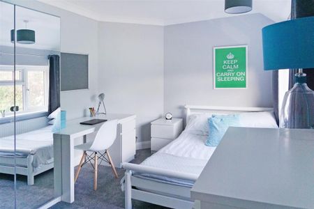 4 bedroom semi-detached house to rent - Photo 4