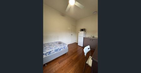 PRIVATE ROOM WITH SHARED BATHROOM - All bills included, including internet - Photo 2