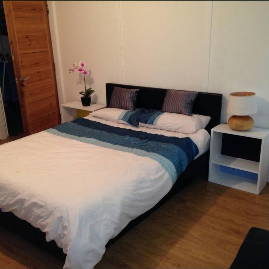 Studio Flat, Mount Pleasant Road, NW10 - Photo 1