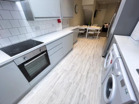 1 bedroom in a house share to rent - Photo 3