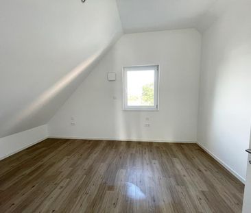 *** Attraktive 3-Zimmer-Dachgeschoss-Wohnung mit Balkon und Garage *** - Foto 1