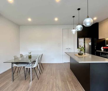 3 Bedroom home in Hobsonville with two carparks! - Photo 1