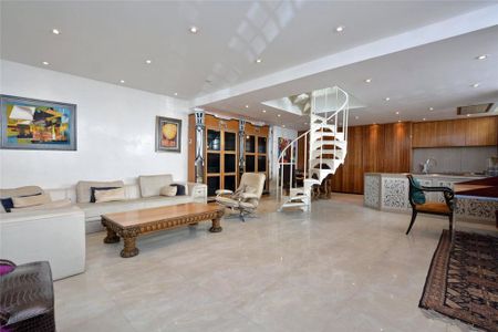 4 bedroom mews to rent - Photo 3