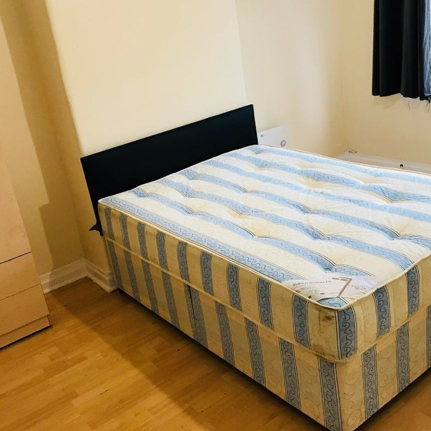 Room in a Shared House, Review Road, NW2 - Photo 1