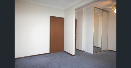 SPACIOUS 3 BEDROOM COURTYARD HOME. 2 LIVING AREAS. UNFURNISHED. - Photo 4