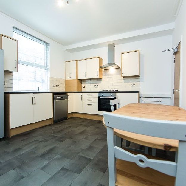 Burchett Grove, Woodhouse, Leeds - Photo 1