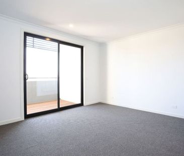 Townhouse with Perfect Location &excl;&excl; - Photo 1