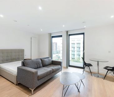 Royal Crest Avenue, London, E16 flat to rent - Photo 1