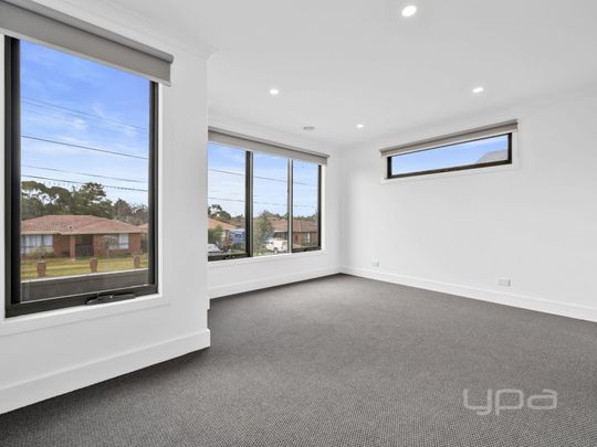 THREE BEDROOM TOWNHOUSE - Photo 1