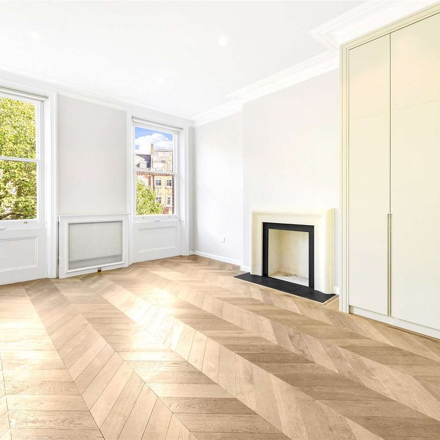 Beautiful duplex apartment in a period building in Knightsbridge with wood flooring and high ceilings throughout and views over the communal gardens. - Photo 1