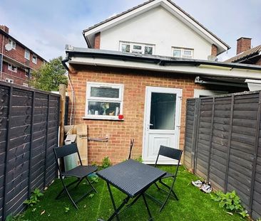 Studio Flat, Oxford Road, E15 - Photo 4