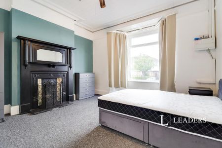 6 bedroom semi-detached house to rent - Photo 2