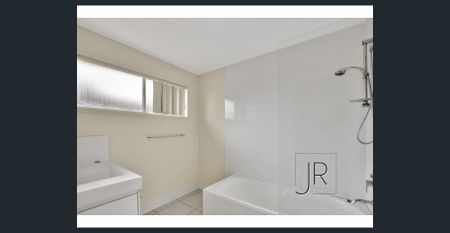 Spacious Waterfront Family Home in Broadbeach Waters - Photo 2