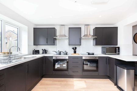 Modern Living - Large Stylish Double En-Suite Rooms Room 2 - Photo 4