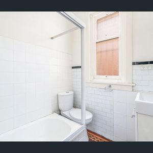 Coastal One Bedroom + Sunroom Apartment in Convenient Location - Photo 2