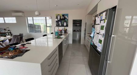 Beachlands, 4 Bedrooms - Photo 2