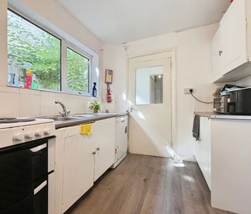 Larchwood Drive, Englefield Green, TW20 0SH - Photo 4