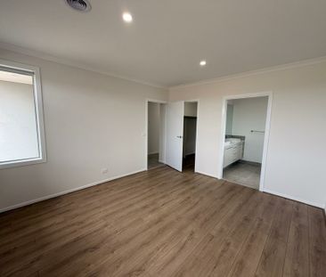 13 Kestrel Street, Clyde North VIC - Photo 5