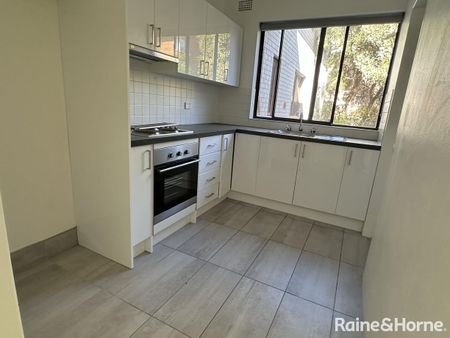 Freshly Painted With New Carpet Two Bedroom Apartment - Photo 2