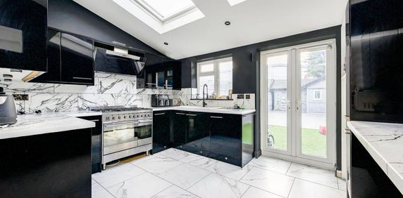 1 bedroom in a house share to rent - Photo 2