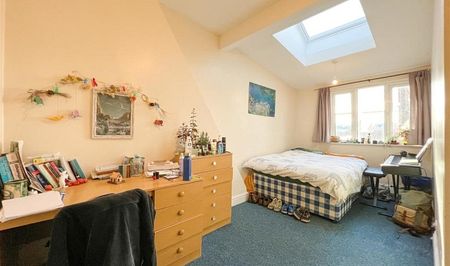 Stylish 9-Bedroom House - Photo 2