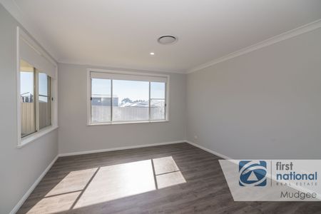 BEAUTIFUL FAMILY HOME - Photo 3