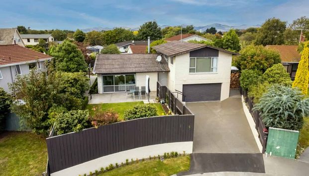 4 bedroom family home with a pool! - Photo 1