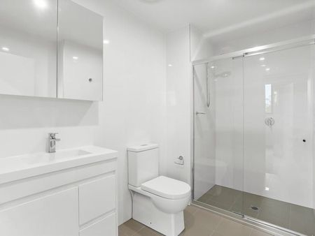 Modern & Low-Maintenance Living – Prime Liverpool Location - Photo 4