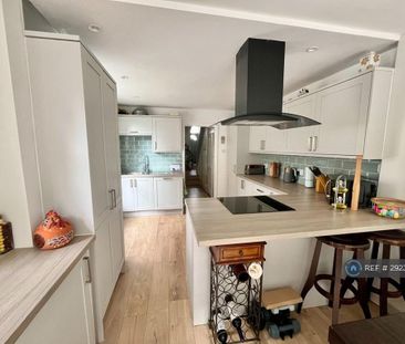 4 bedroom semi-detached house to rent - Photo 6