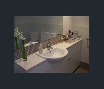 Great Location in block of 8 apartments. - Photo 6