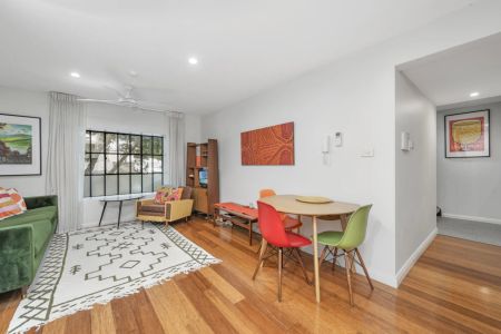 Light modern furnished apartment offering style and privacy - Photo 2