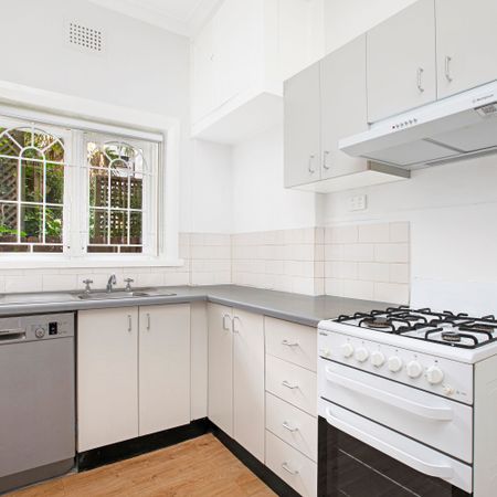 Charming Harbourside Apartment in Leafy Rose Bay - Photo 3