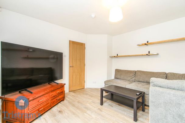 References Pending - 5 bed Apartment - Photo 1