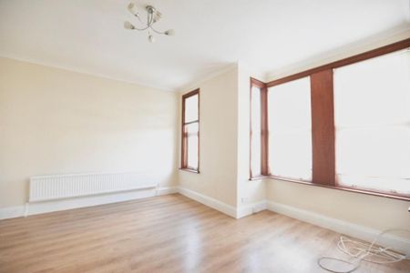 3 bedroom flat to rent - Photo 4