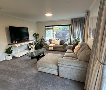 Large Executive Home - Photo 2