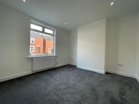 2 bedroom end of terrace house to rent - Photo 2