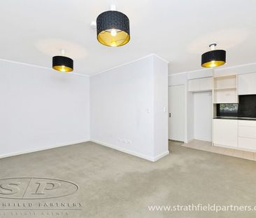 This modern studio apartment is located in the popular "QUADRANT" c... - Photo 2