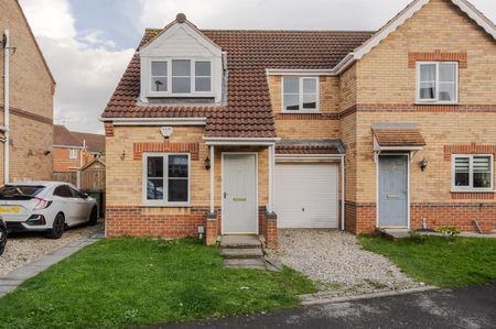 To Let 3 Bed House - Semi-Detached - Photo 2