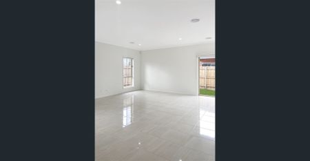 Contemporary Family Living in Greenvale! - Photo 2