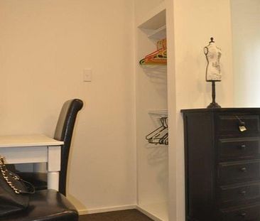 This lovely, cosy studio bedsit - Photo 2