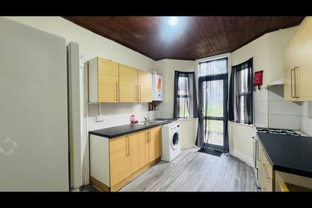 2 Bed Flat, Romford Road, E12 - Photo 4
