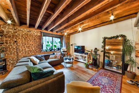 Savills offers this two bedrooms, two bathrooms warehouse conversion apartment in the popular Grade I listed Port East Apartments. The property located on the 3rd floor is offered furnished. - Photo 2